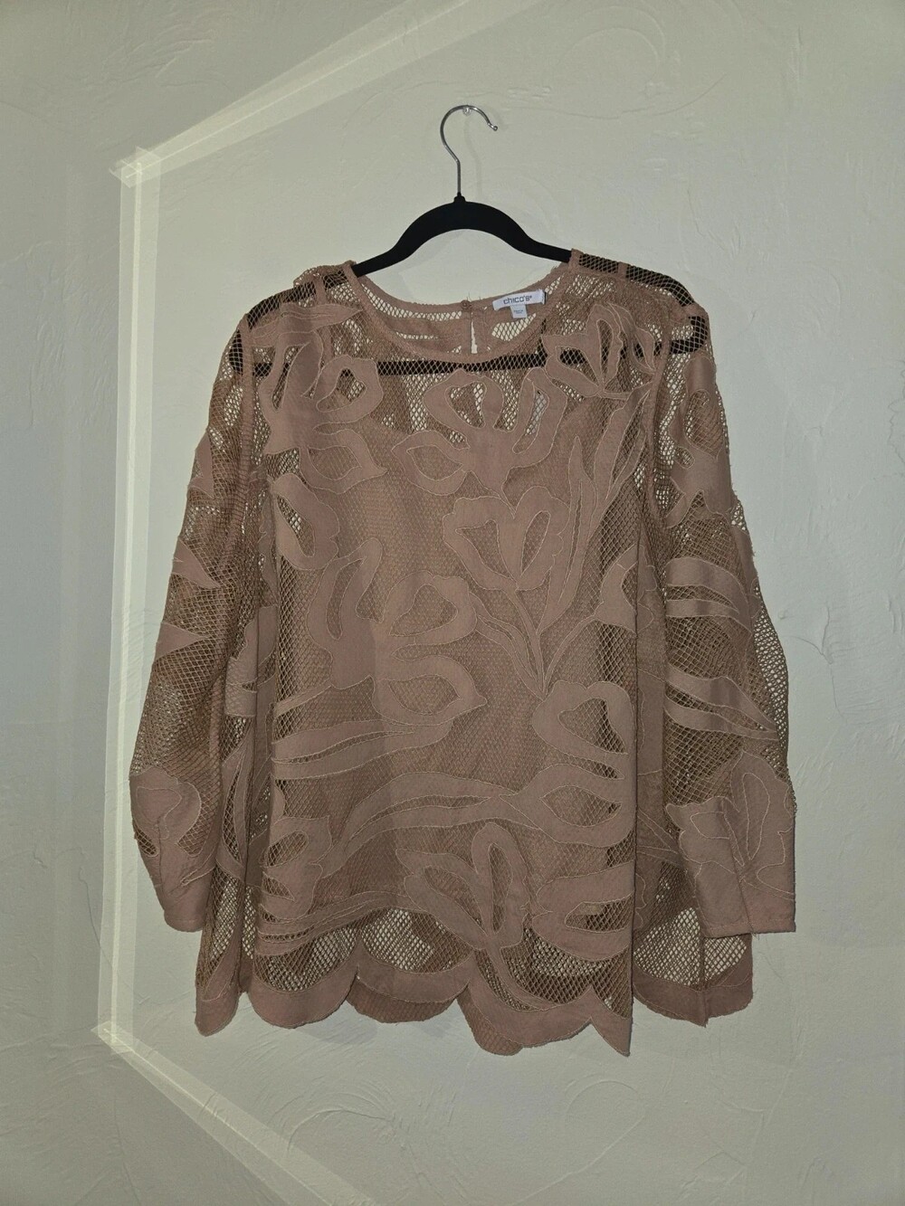Chico's Mauve Tan Embroidered Cutout Net Mesh Scalloped Top NWT Size 3.5 (XL/18)